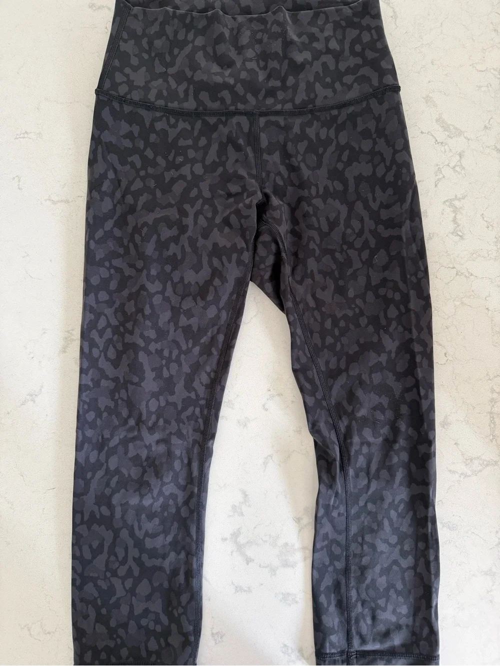 Lululemon Wunder Under 21” crop legging. Gray/Coal Camo print size 6